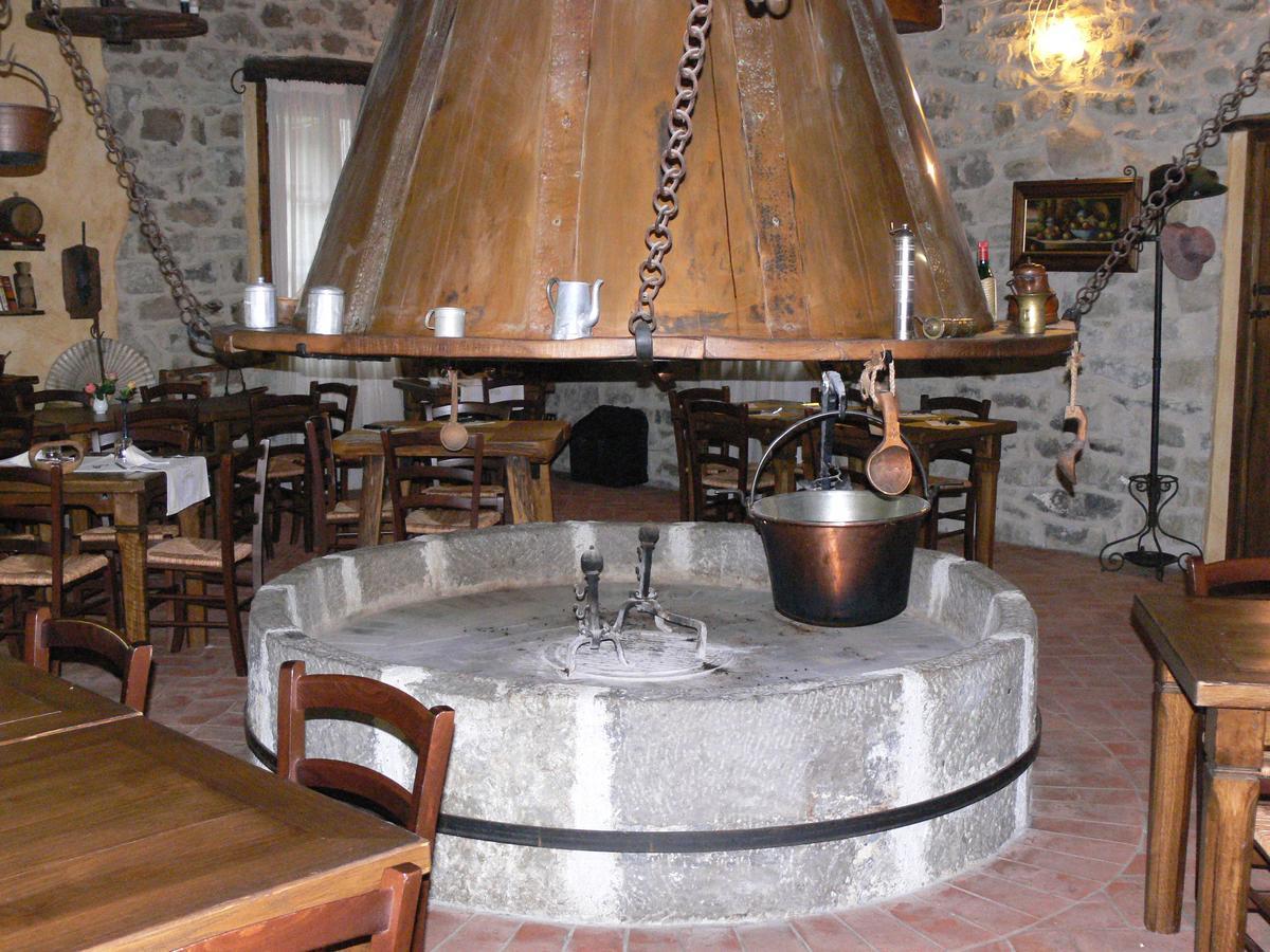 Il Cappellaio Matto Acomodação com café da manhã Montalto Ligure Exterior foto