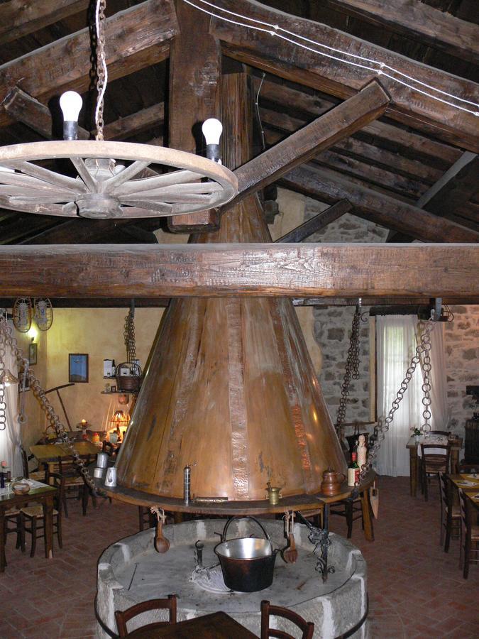 Il Cappellaio Matto Acomodação com café da manhã Montalto Ligure Exterior foto