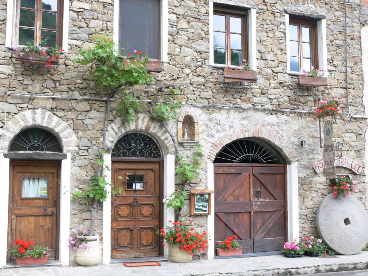Il Cappellaio Matto Acomodação com café da manhã Montalto Ligure Exterior foto