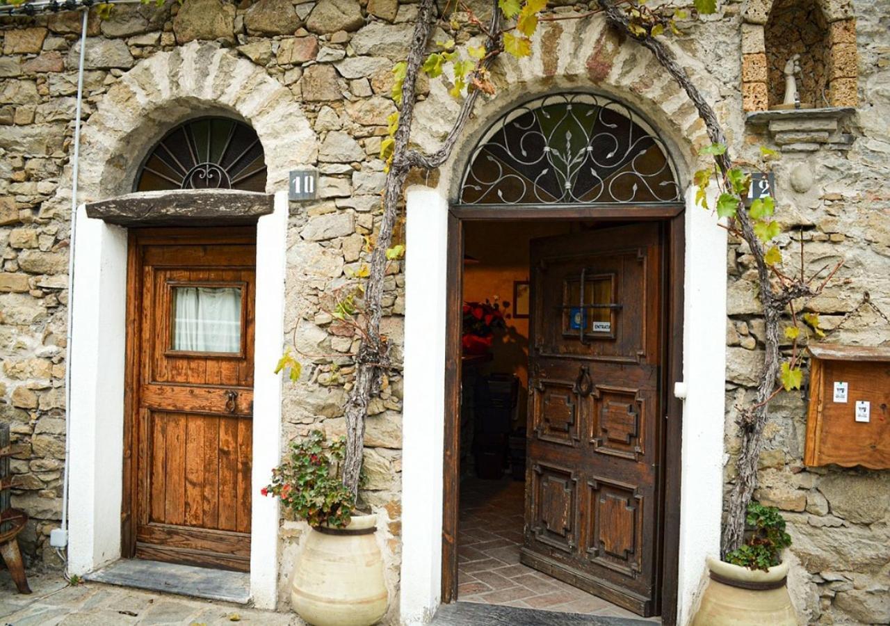 Il Cappellaio Matto Acomodação com café da manhã Montalto Ligure Exterior foto
